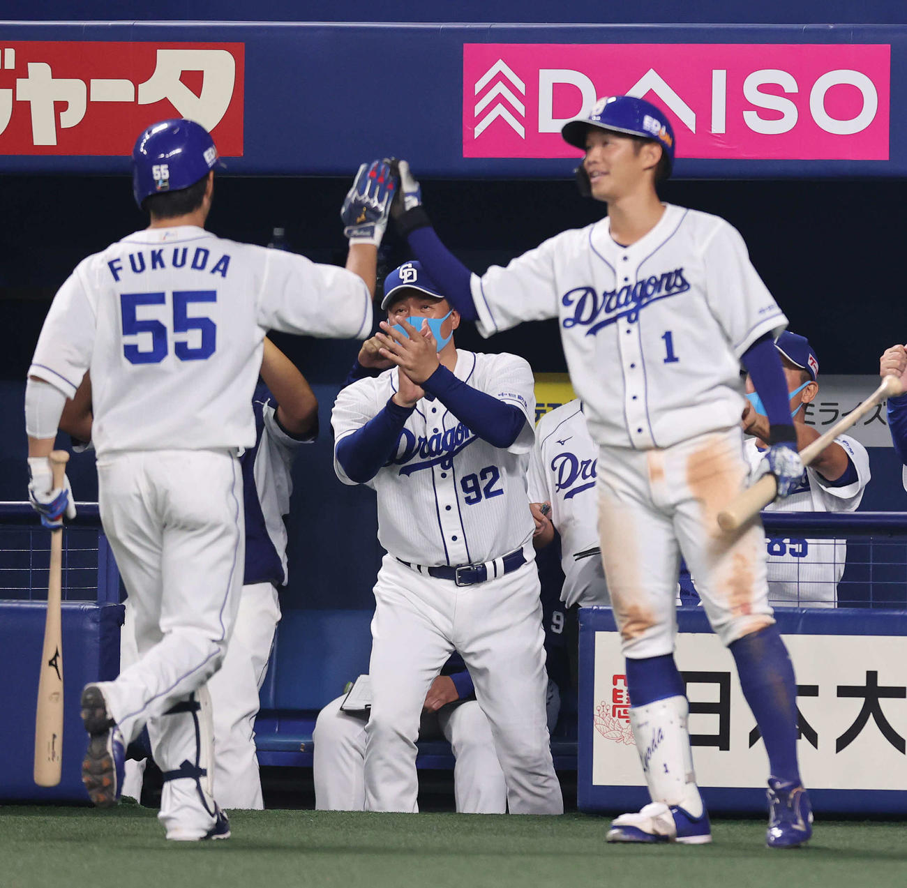 中日対巨人　7回裏中日1死一、三塁、左中間に逆転の3点本塁打を放った福田（手前左）を拍手で迎える与田監督（中央）。手前右は京田（撮影・河野匠）