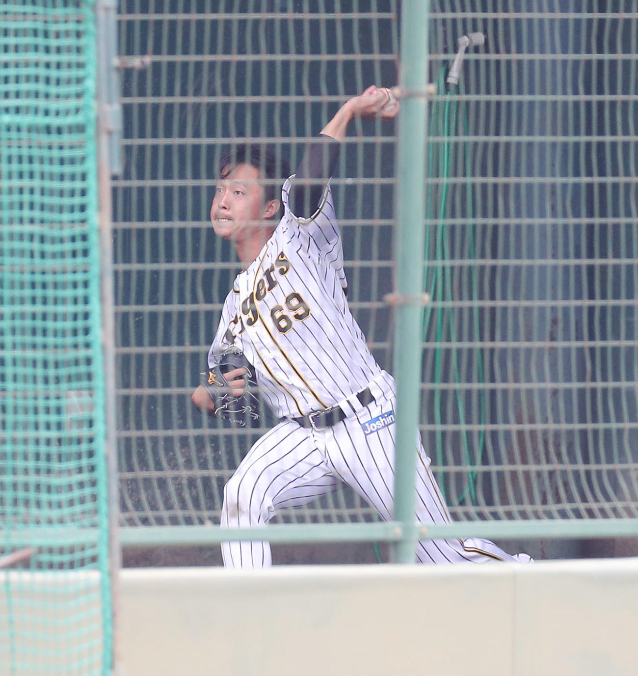 ブルペンで投球練習を行う島本（撮影・前田充）