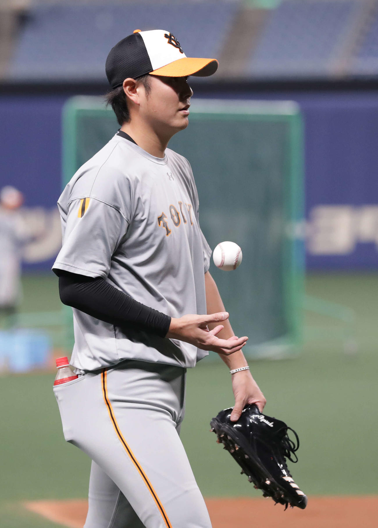 中日対巨人　試合前練習を終え引き揚げる巨人宮国（撮影・河野匠）