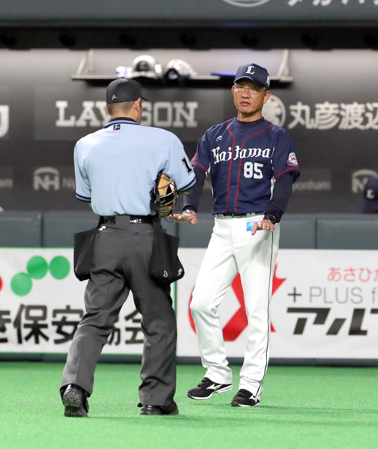 日本ハム対西武　選手交代を告げる西武辻監督（撮影・佐藤翔太）