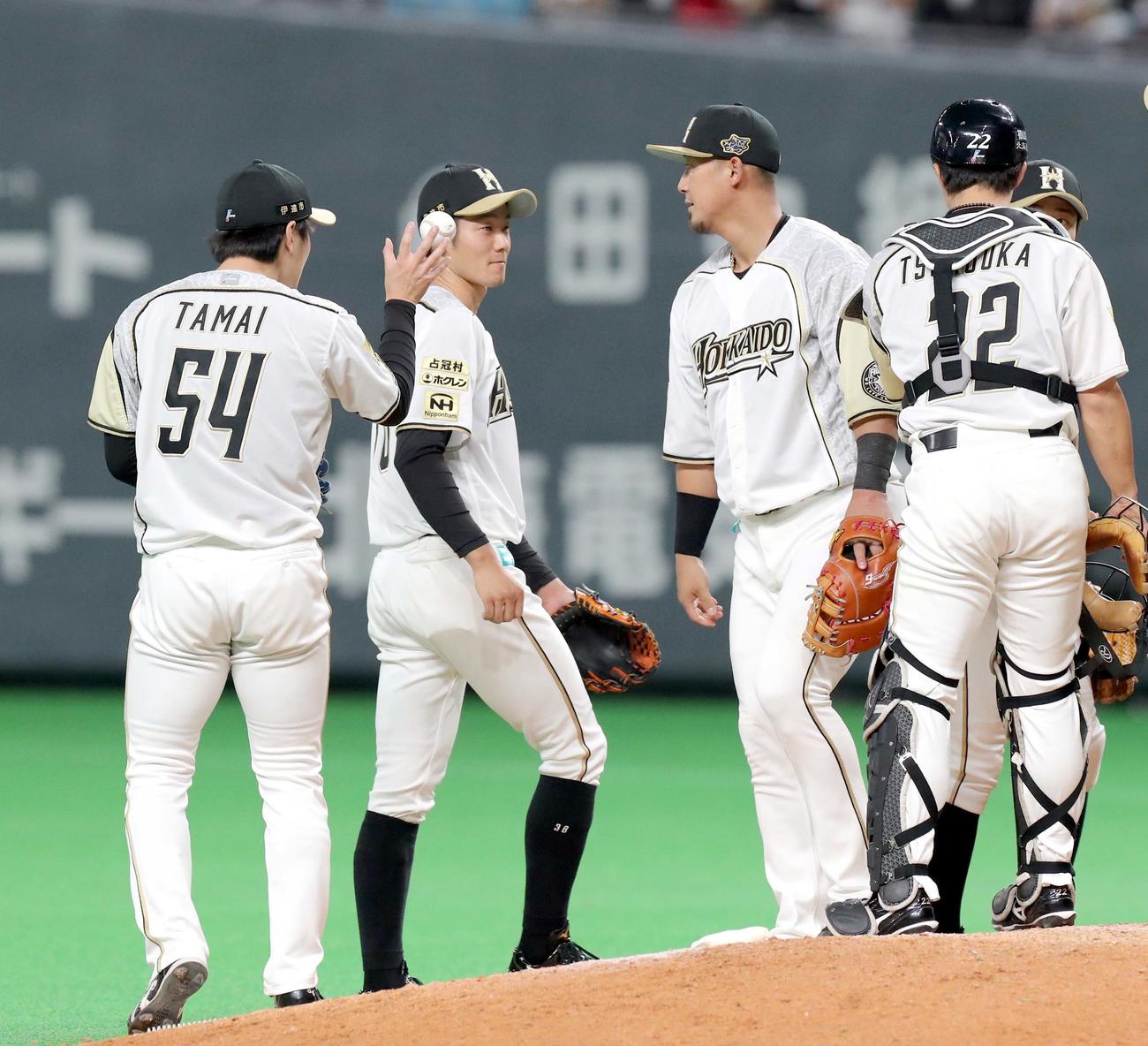日本ハム対西武　プロ初セーブを挙げウイニングボールを日本ハム中田からもらう玉井（左）（撮影・佐藤翔太）