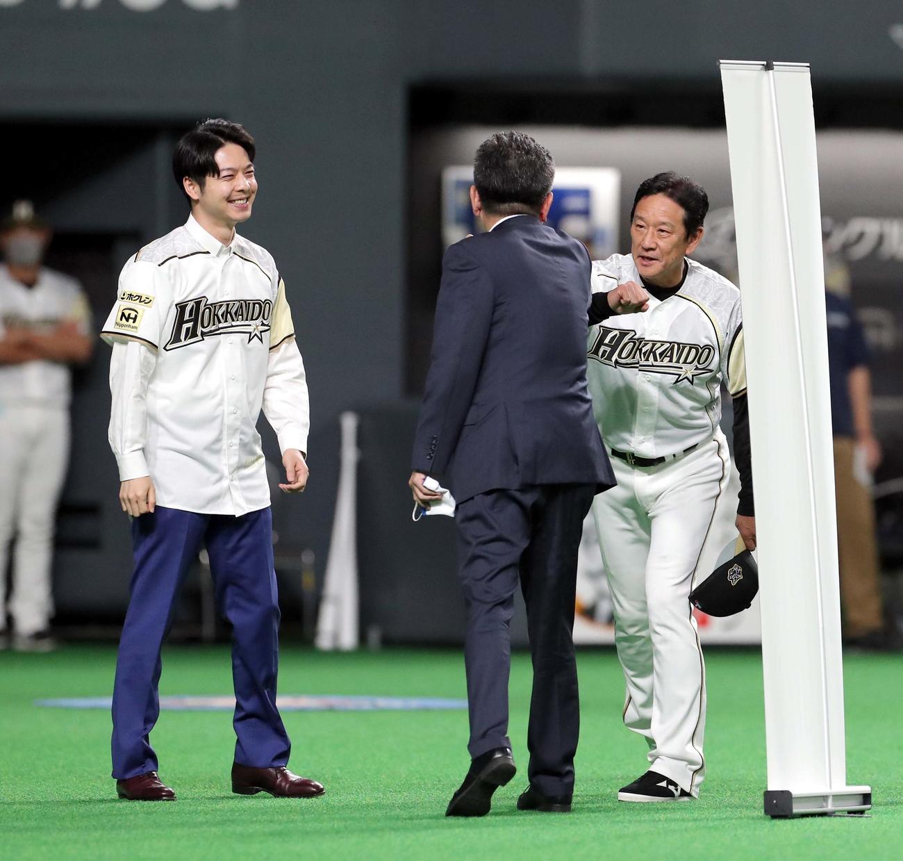 日本ハム対西武　試合前、笑顔を見せる鈴木北海道知事（左）と日本ハム栗山監督（撮影・佐藤翔太）