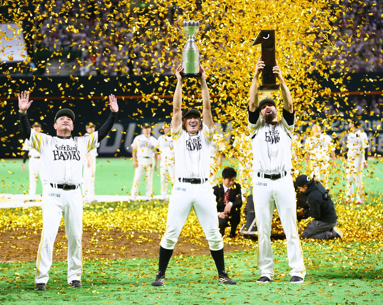 17年、日本一を祝う、左から工藤監督、内川、サファテ