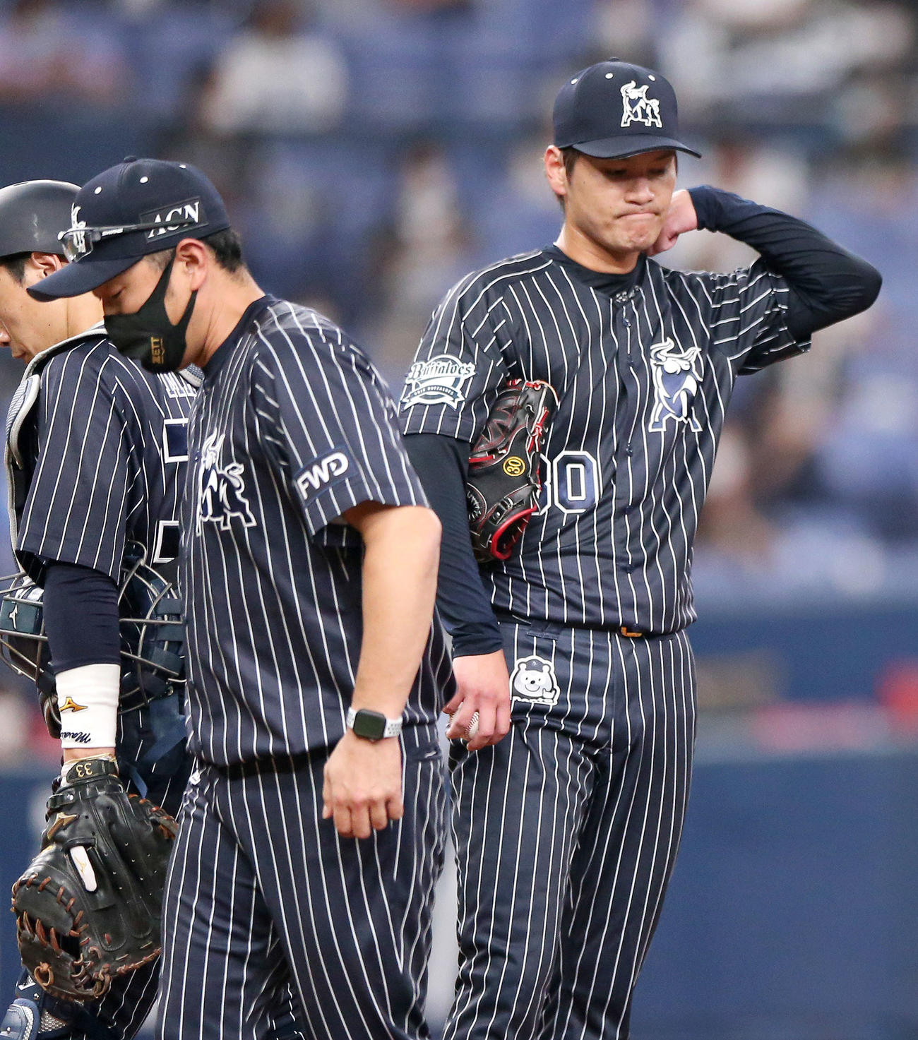 オリックス対ロッテ　3回表ロッテ2死一、三塁、K－鈴木（右）はピンチを背負い渋い表情（撮影・上山淳一）