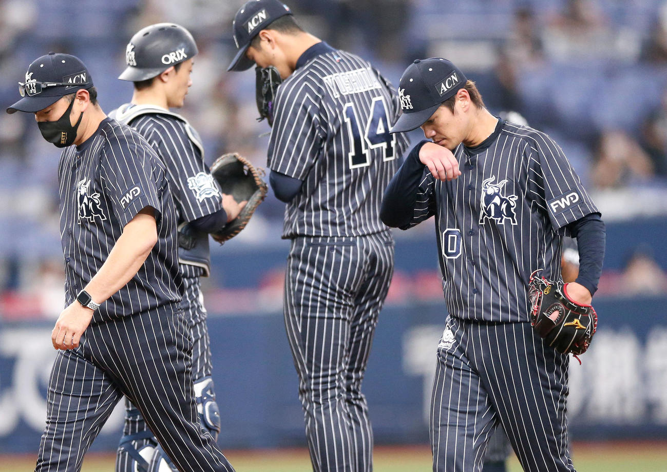 オリックス対ロッテ　4回表ロッテ1死二塁、K－鈴木（右）は安田に四球を出し降板する（撮影・上山淳一）