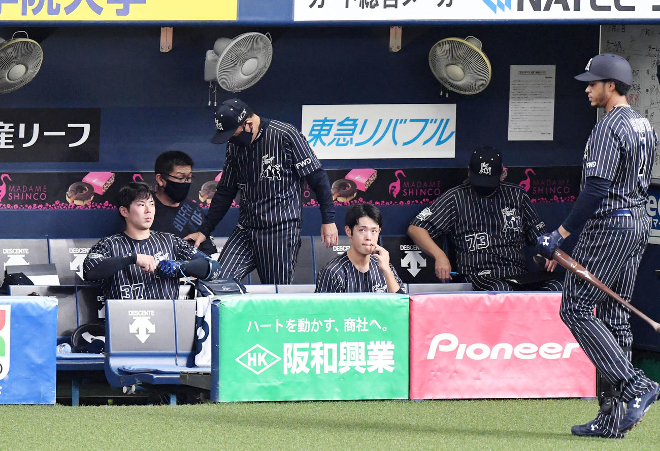 オリックス対ロッテ　ロッテに敗れがっくりと引き揚げる西村監督（中央）（撮影・前岡正明）
