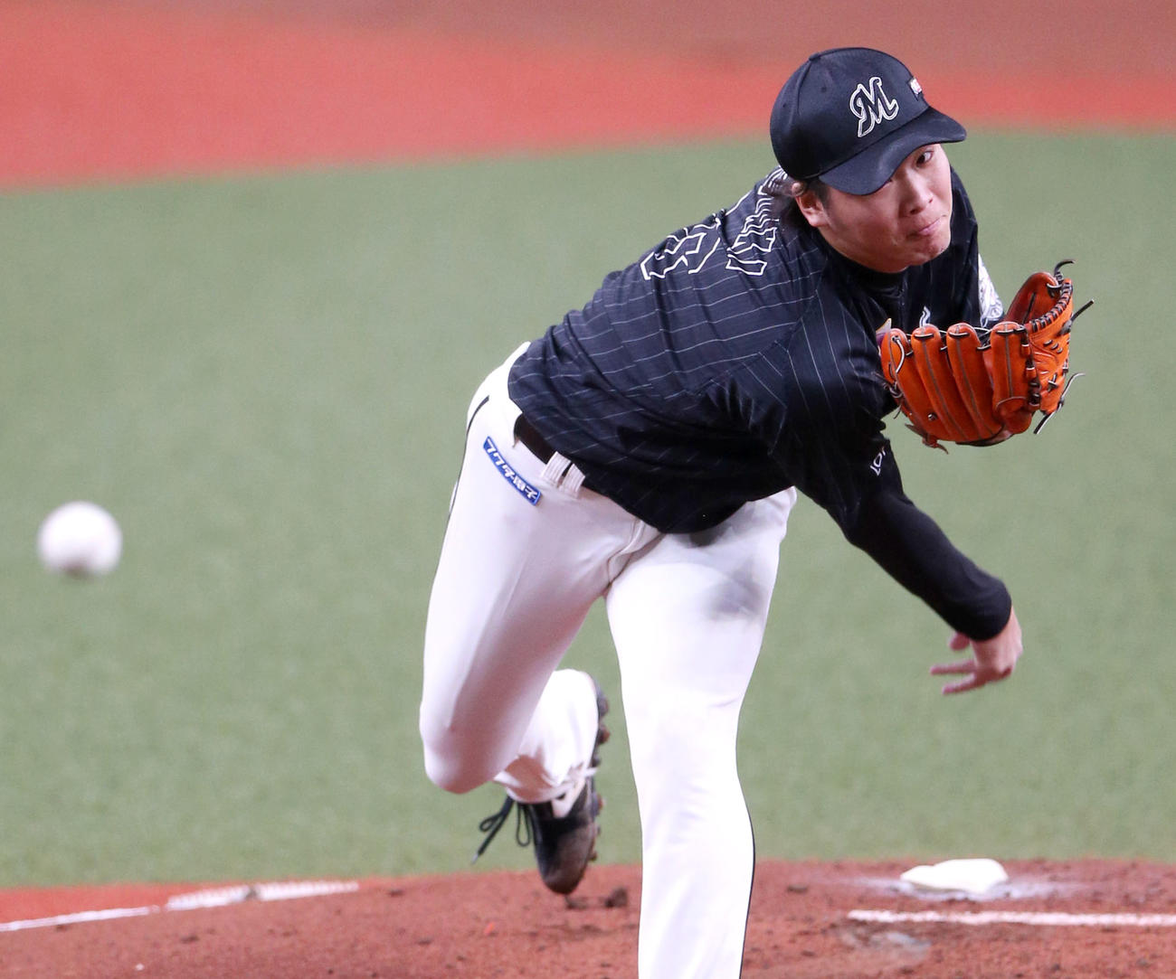 オリックス対ロッテ　力投するロッテ先発の二木（撮影・上山淳一）