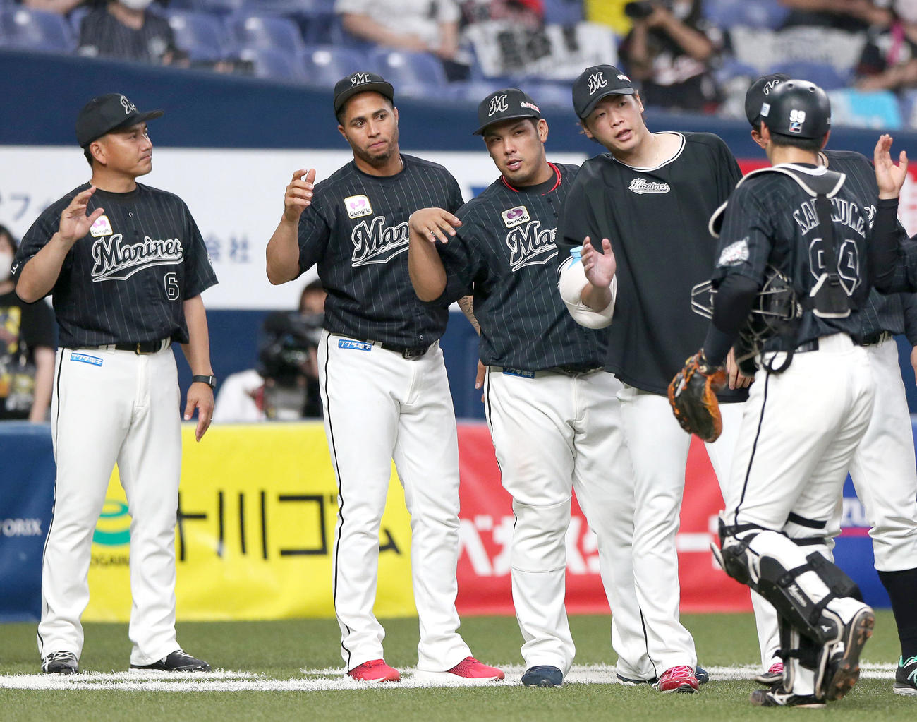オリックス対ロッテ　勝利投手のロッテ二木康太（右）はナインを出迎える（撮影・上山淳一）