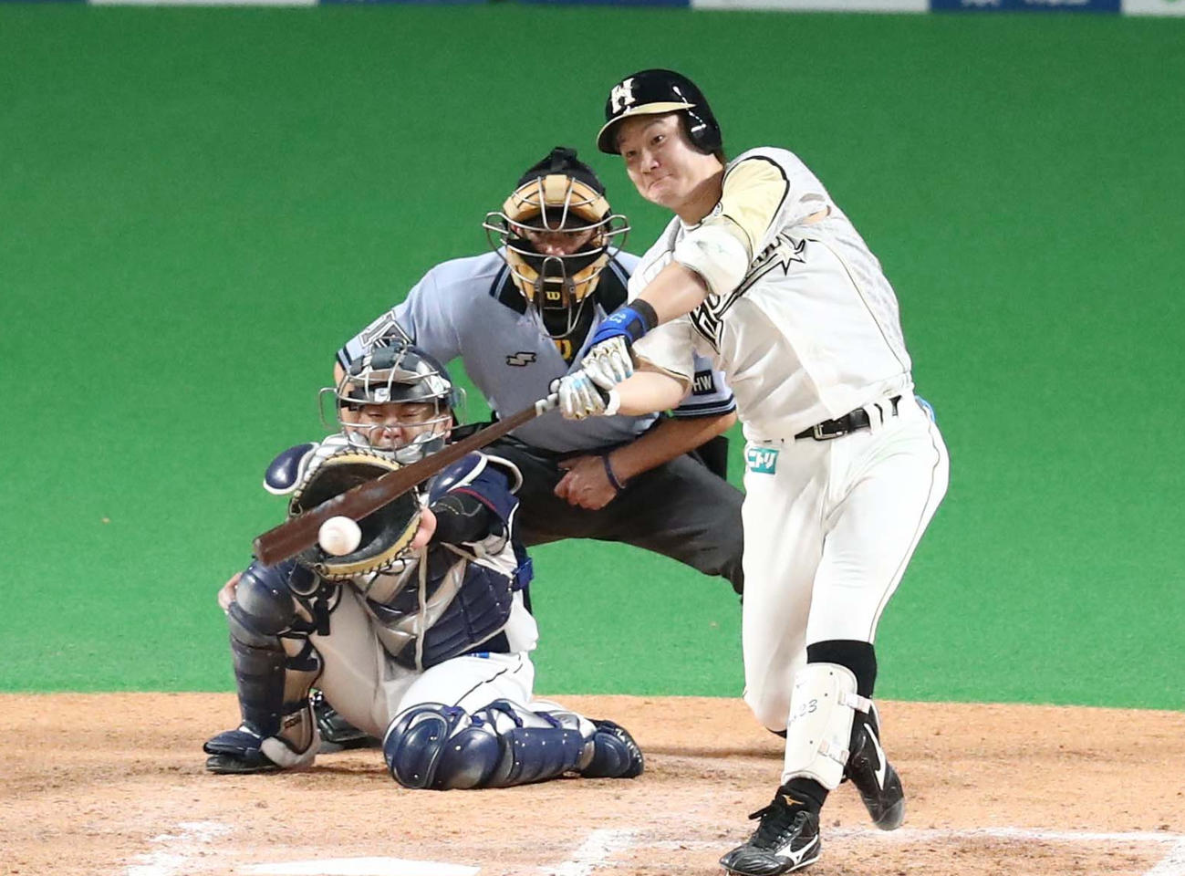 日本ハム対西武　7回裏日本ハム2死満塁、左前2点適時打を放つ渡辺（撮影・黒川智章）
