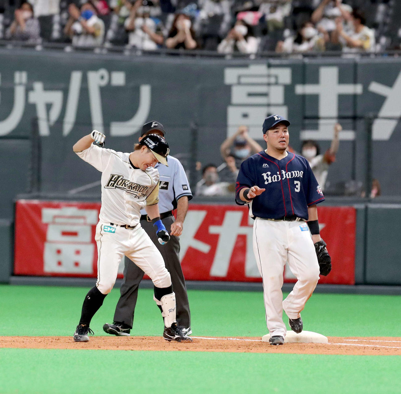 日本ハム対西武　7回裏日本ハム2死満塁、渡辺は逆転となる左前適時打を放ちガッツポーズをする（撮影・佐藤翔太）