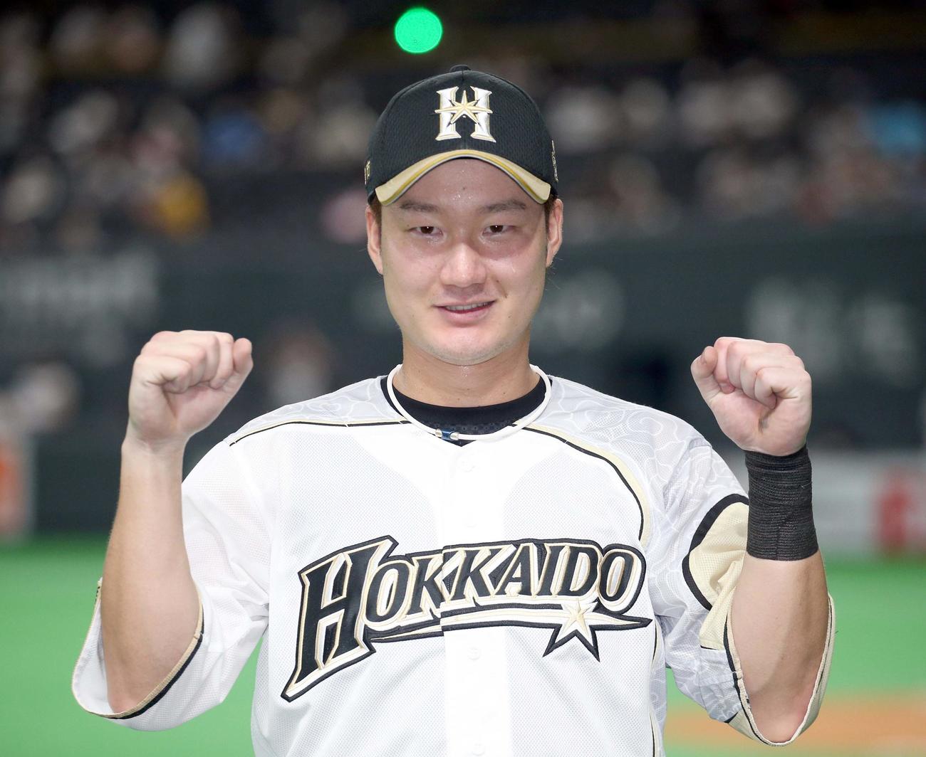 日本ハム対西武　試合終了後、記念撮影に応じる日本ハム渡辺（撮影・佐藤翔太）