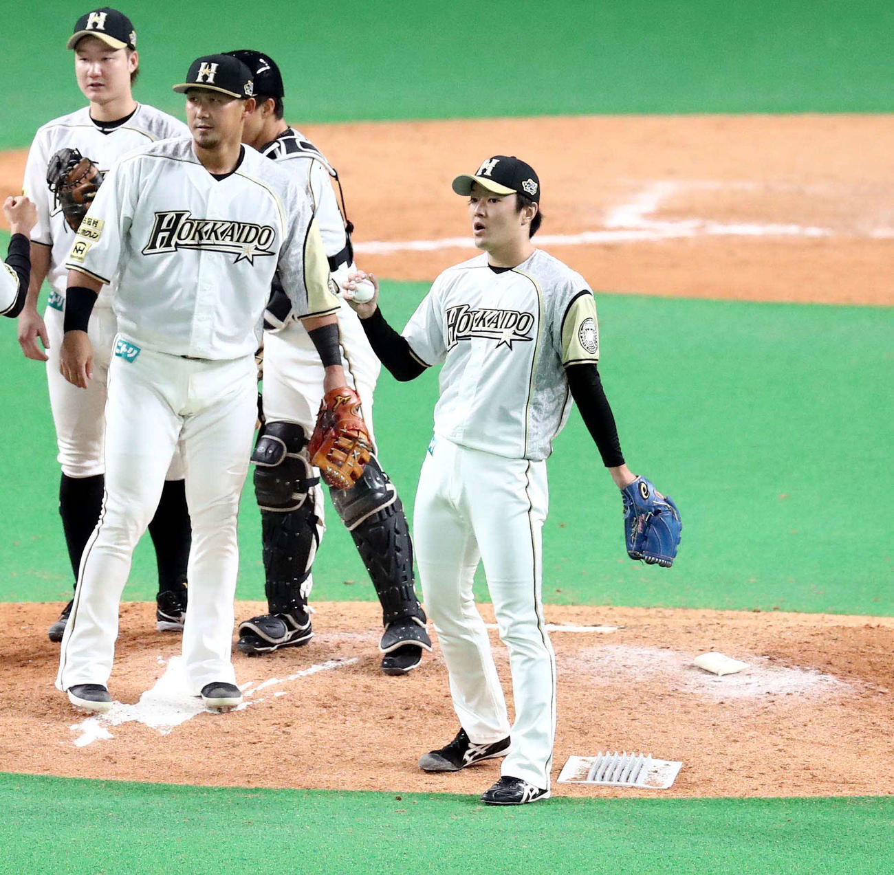 日本ハム対西武　プロ初セーブを記録した玉井は試合後、ウイニングボールを受け取る（撮影・黒川智章）