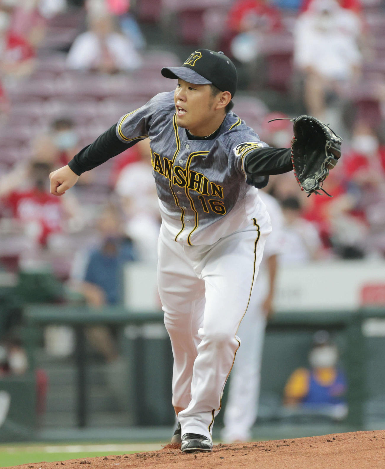 プロ野球広島対阪神7回戦　1回裏広島1死、羽月の打球にグラブを出す阪神先発の西勇（撮影・加藤孝規）