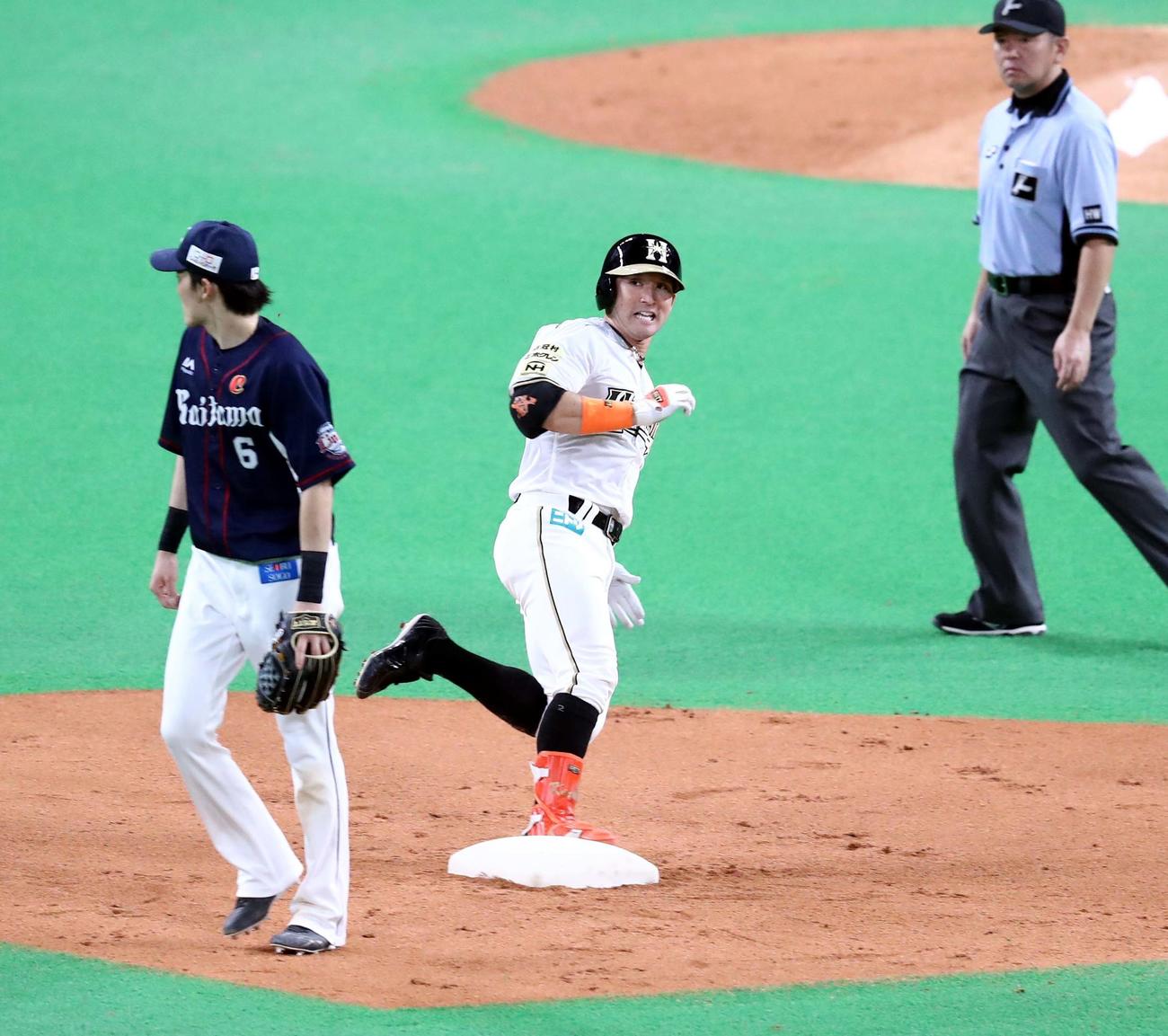 日本ハム対西武　7回裏日本ハム2死一塁、右中間に適時二塁打を放ち相手失策の間に三塁に進む杉谷（撮影・黒川智章）