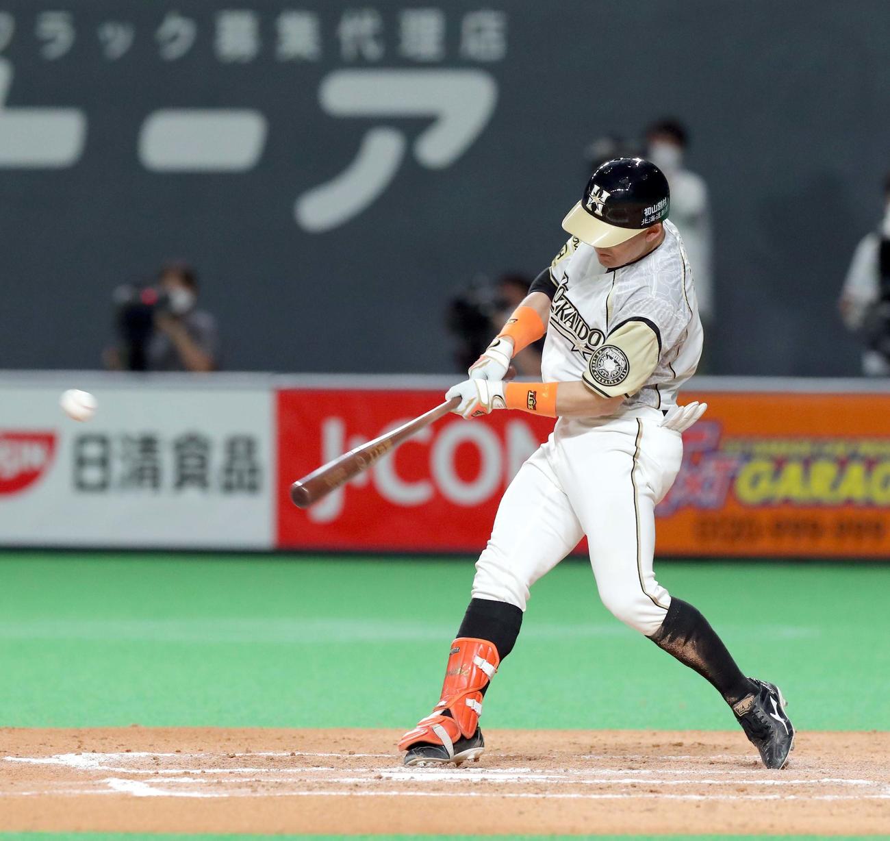 日本ハム対西武　7回裏日本ハム2死一塁、杉谷は適時二塁打を放つ（撮影・佐藤翔太）
