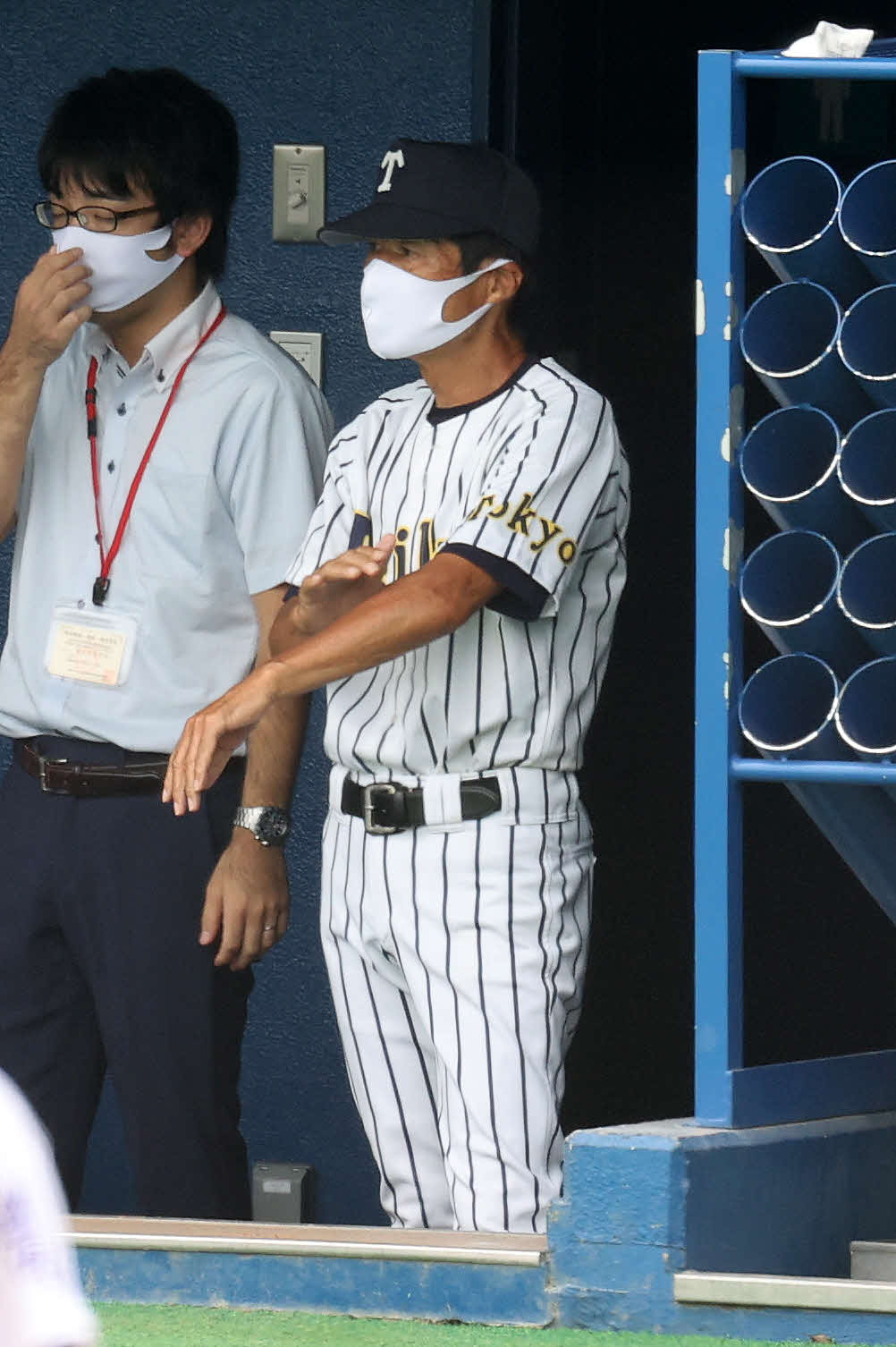 関東第一対帝京　11回裏、サインを出す帝京・・前田監督（右）（撮影・鈴木正人）