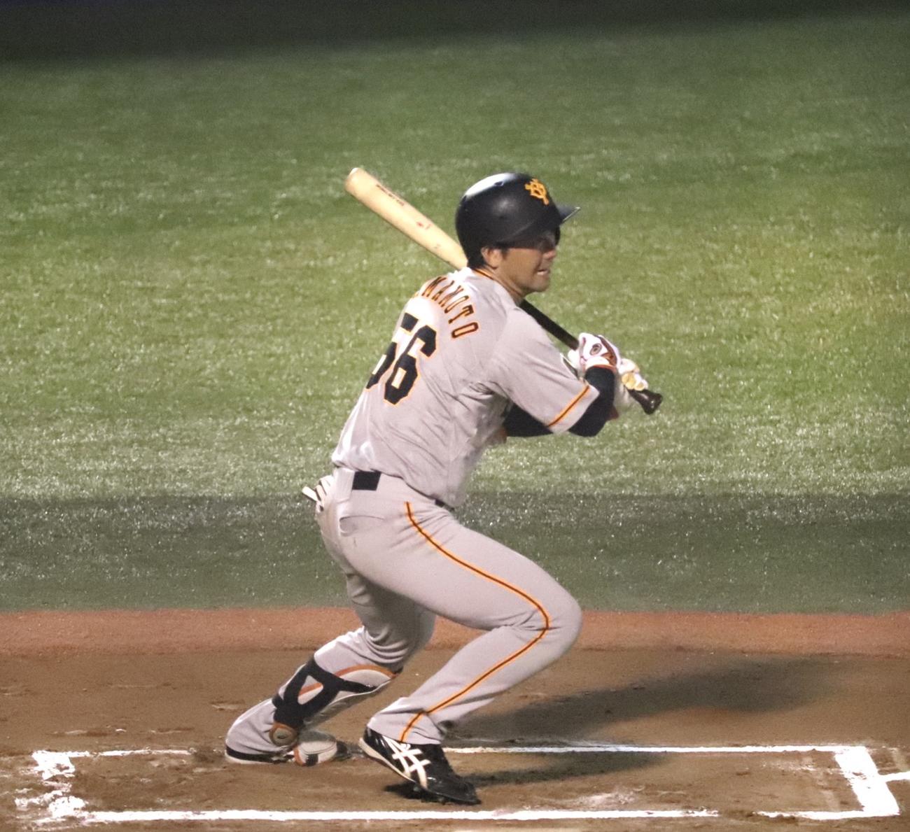 イースタン・リーグ　DeNA対巨人　6回1死一塁、4回に適時打を放った巨人山本は一ゴロに倒れる（撮影・久永壮真）