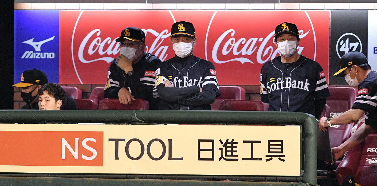楽天対ソフトバンク　戦況に視線を送るソフトバンク工藤監督（中央）（撮影・滝沢徹郎）