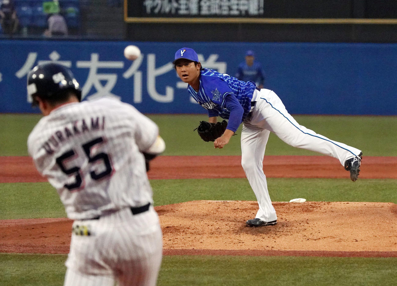 ヤクルト対DeNA　1回裏ヤクルト2死三塁、村上に先制2ランを浴びるDeNA先発の今永（撮影・狩俣裕三）