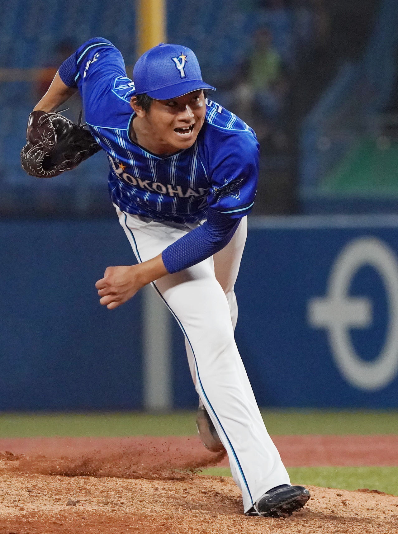 ヤクルト対DeNA　5回裏、ほえながら力投する今永（撮影・狩俣裕三）