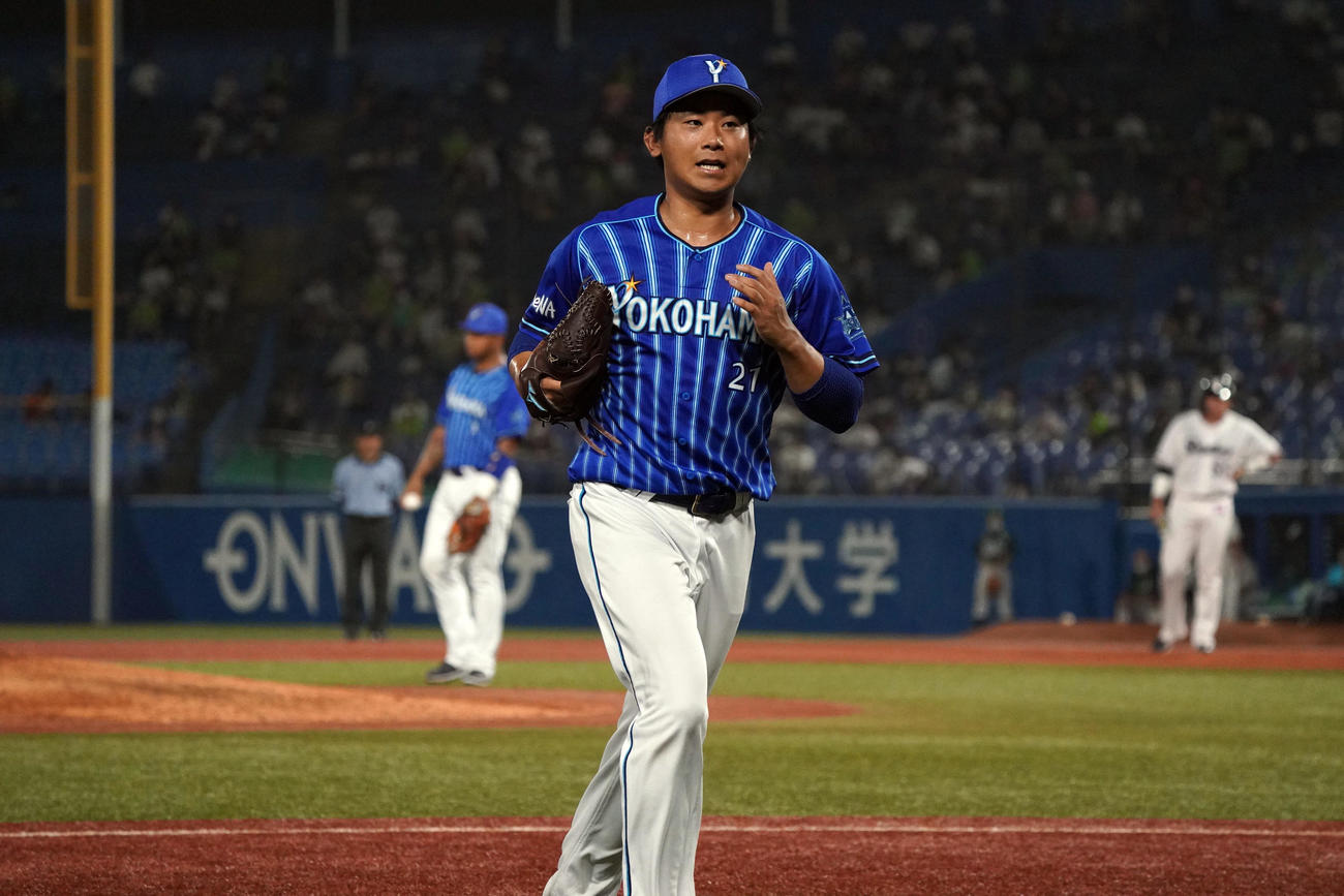 ヤクルト対DeNA　6回裏途中、パットンと交代し、走りながらベンチに引き揚げる今永（撮影・狩俣裕三）