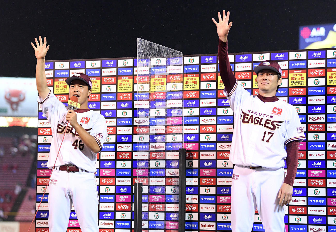 楽天対ソフトバンク　ヒーローインタビューを終えポーズを決める楽天渡辺佳（左）と塩見（撮影・滝沢徹郎）