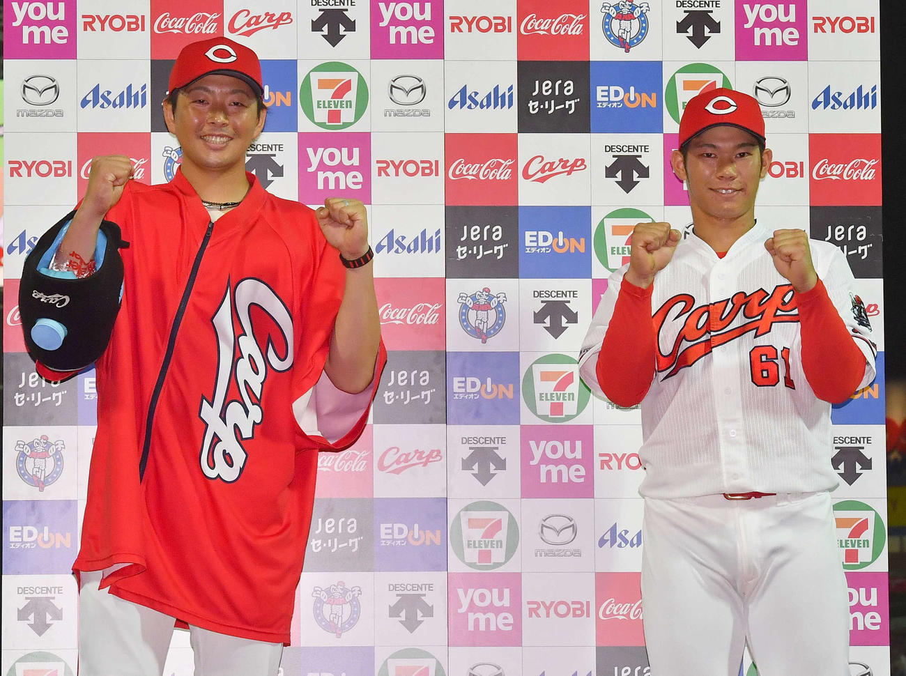 広島対阪神　お立ち台でガッツポーズする大瀬良（左）と坂倉（撮影・上田博志）