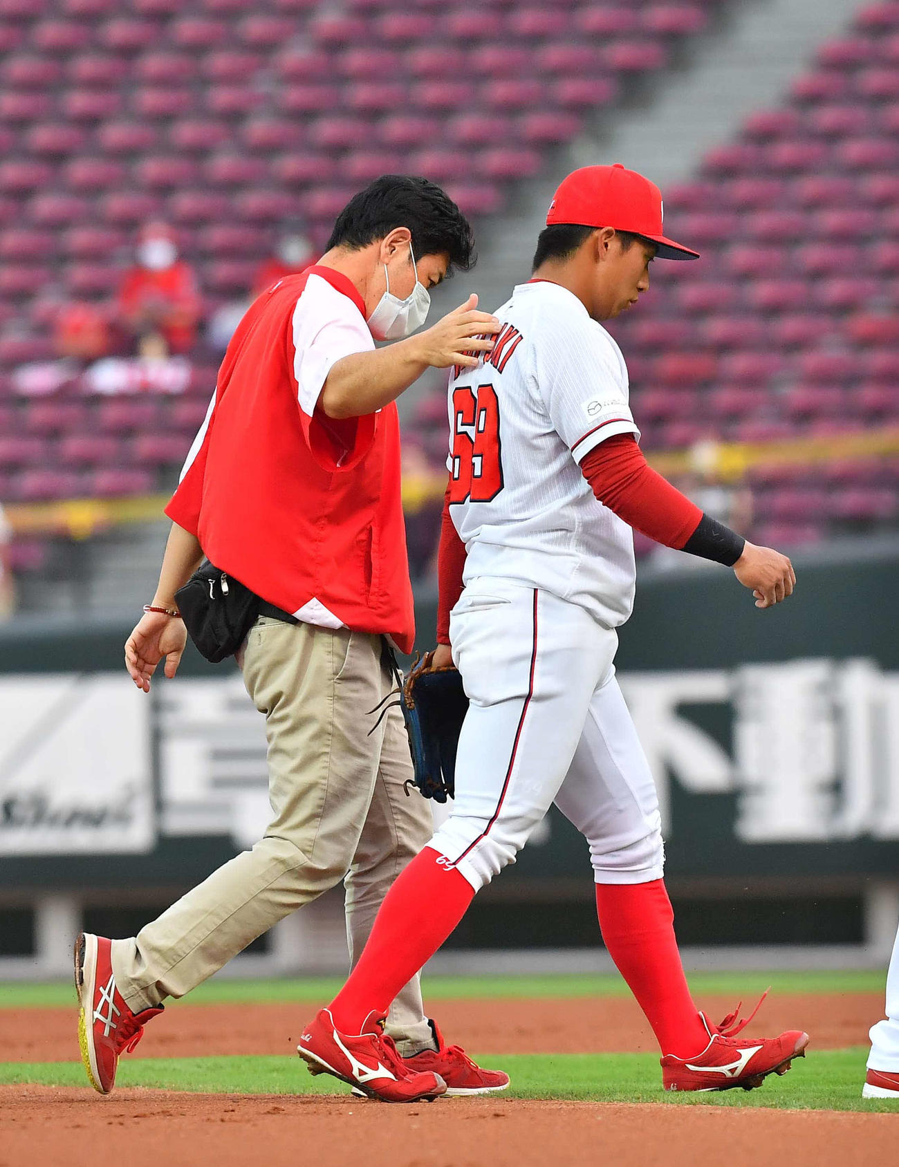 首を押さえる羽月隆太郎はベンチに下がって治療する（撮影・上田博志）