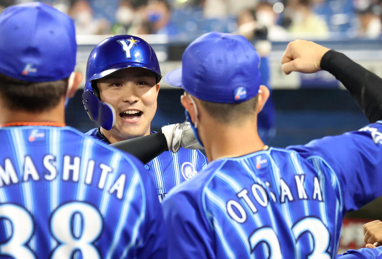 ヤクルト対DeNA　5回表DeNA2死二塁、2点本塁打を放ち、ベンチのチームメートと喜び合う佐野（中央）（撮影・狩俣裕三）