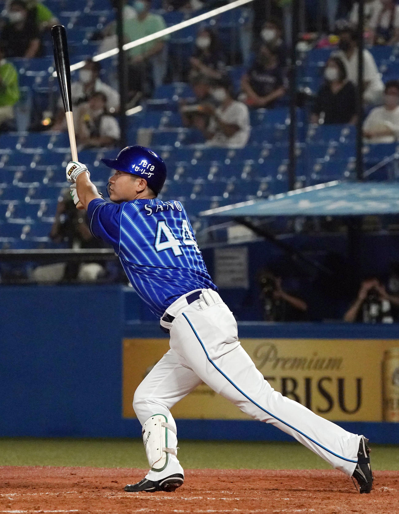 ヤクルト対DeNA　5回表DeNA2死二塁、2点本塁打を放つ佐野（撮影・狩俣裕三）