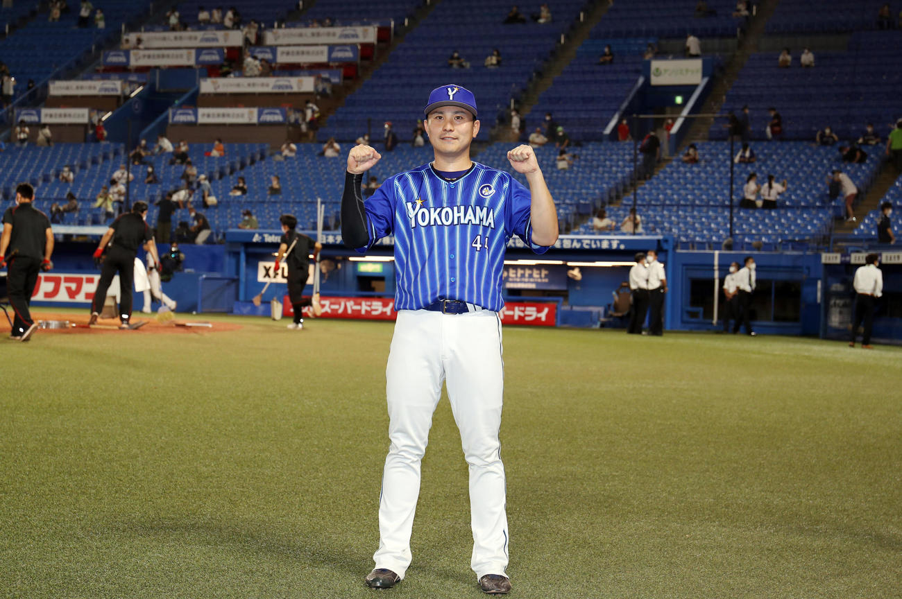 ヤクルト対DeNA　ヒーローインタビュー後、ガッツポーズで記念撮影する佐野（撮影・狩俣裕三）