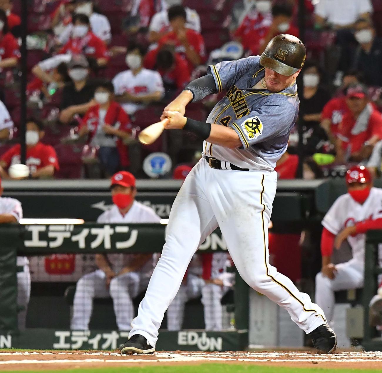 広島対阪神　7回表阪神無死一塁、左前安打を放つジャスティン・ボーア（撮影・上田博志）