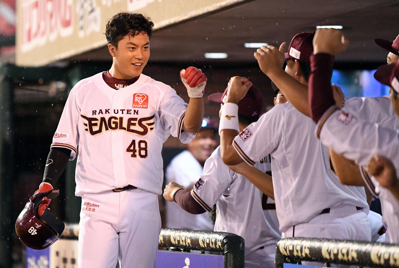 楽天対ソフトバンク　2回裏楽天2死三塁、田中の適時打から生還した渡辺佳（左）はナインとエアタッチを交わす（撮影・滝沢徹郎）