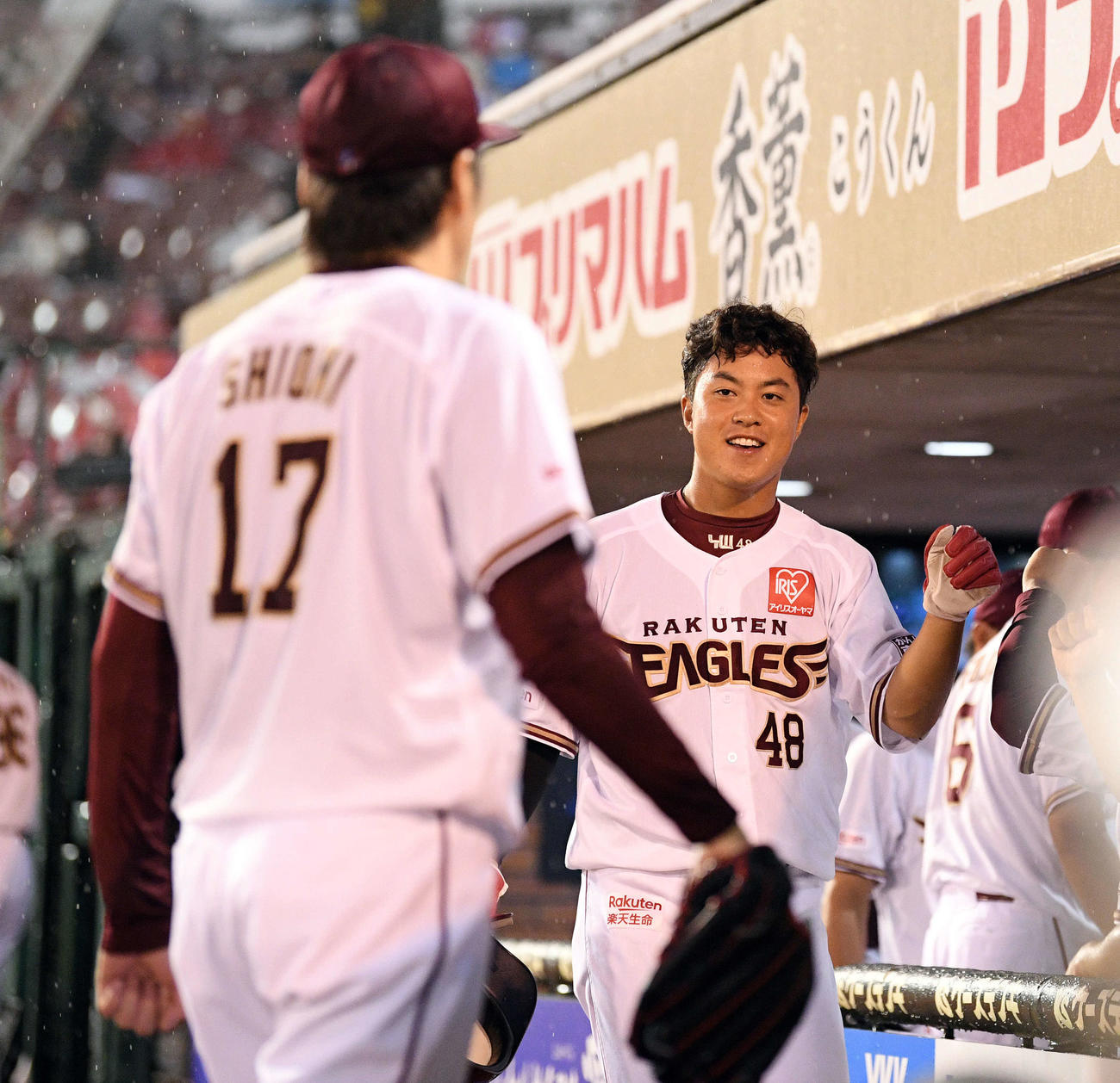 楽天対ソフトバンク　2回裏楽天2死三塁、田中の適時打から生還した渡辺佳（右）は塩見（手前）に笑顔を見せる（撮影・滝沢徹郎）