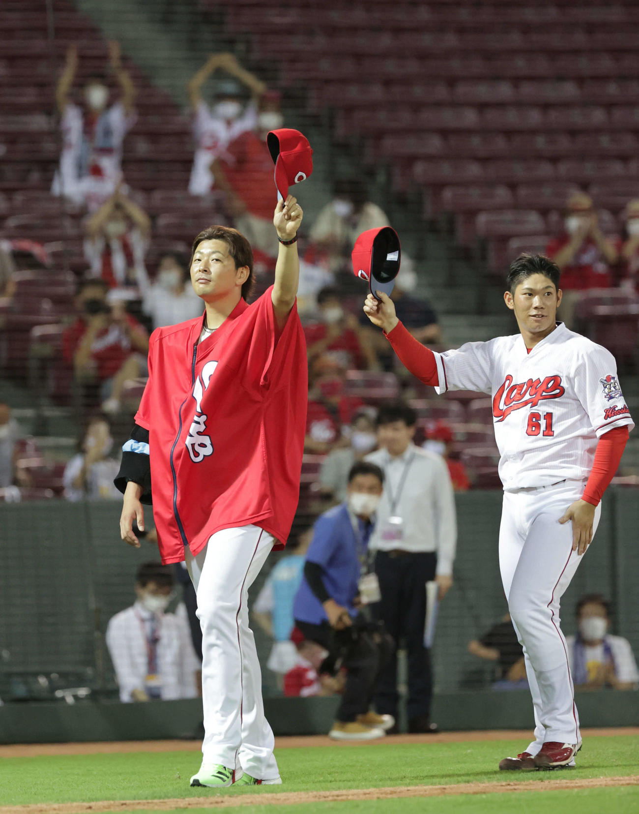 ファンの声援に応える大瀬良（左）と坂倉（撮影・加藤孝規）