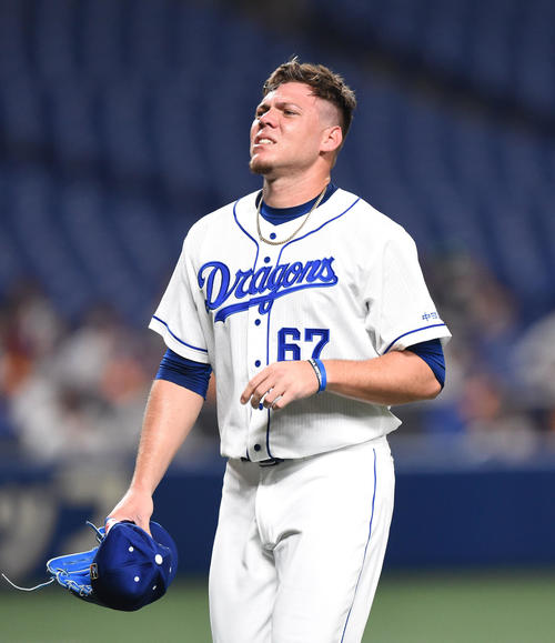 7回表巨人1死二塁、マウンドを降りる中日先発のヤリエル・ロドリゲス(撮影・森本幸一)