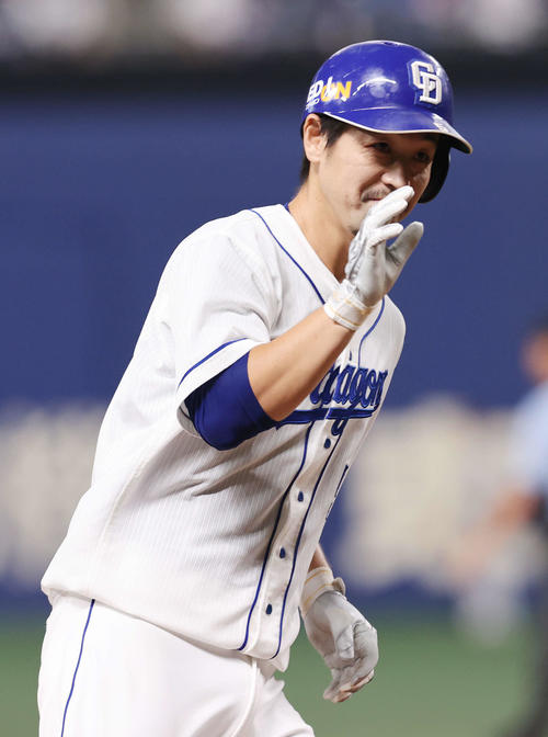 中日対巨人 1回裏中日1死一塁、先制の右越え2点本塁打を放ちダイヤモンドをまわる阿部(撮影・河野匠)