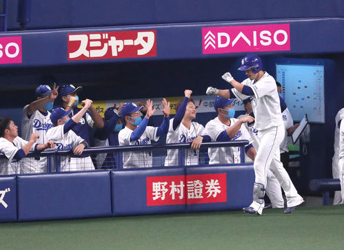 中日対巨人 1回裏中日1死一塁、先制右越え2点本塁打を放った阿部寿樹(右)をエアタッチで迎える中日ナイン(撮影・白石智彦)