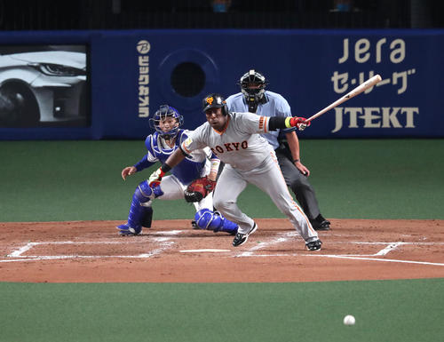 4回表巨人2死一塁、二塁ゼラス・ウィーラーは遊ゴロに終わる(撮影・白石智彦)