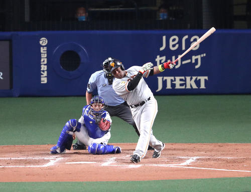 7回表巨人1死二塁、左適時打二塁打を放つゼラス・ウィーラー(撮影・白石智彦)