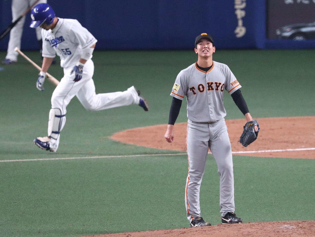 7回裏中日1死一、三塁、福田に逆転3点本塁打を浴びる巨人畠（撮影・白石智彦）