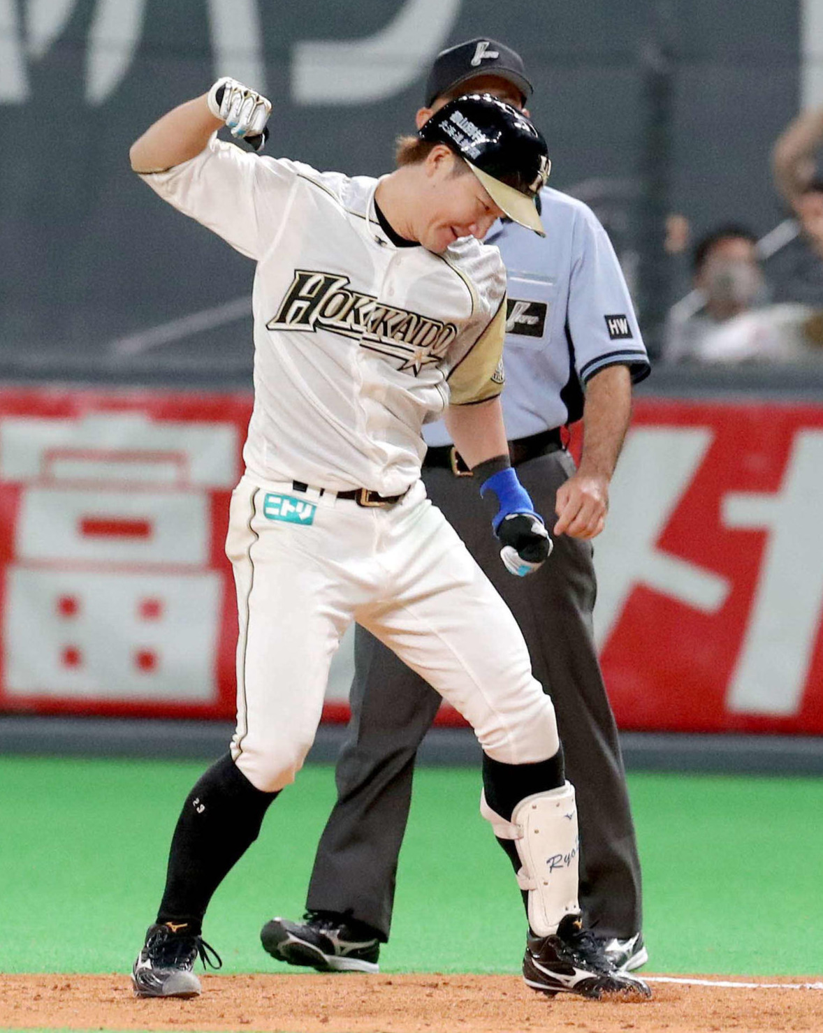 7回裏日本ハム2死満塁、渡辺は左前適時打を放ちガッツポーズ（撮影・佐藤翔太）
