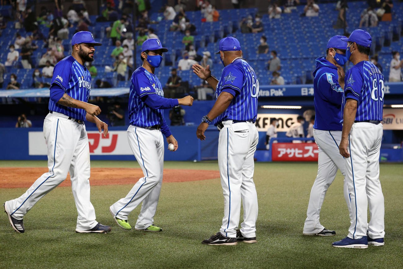 ヤクルト対DeNA　試合後、ラミレス監督（中央右）とエアタッチを交わす今永（撮影・狩俣裕三）