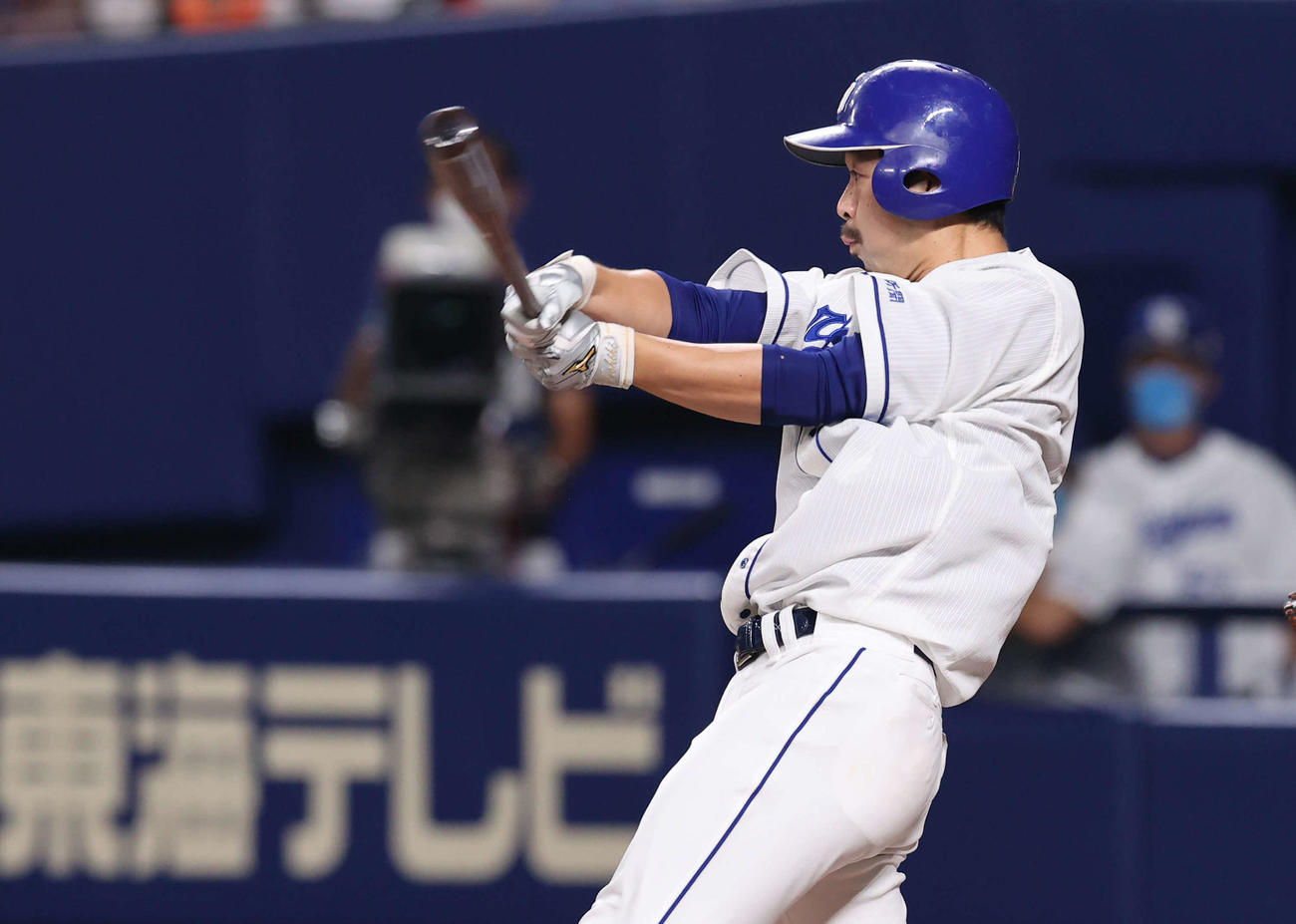 中日対巨人　1回裏中日1死一塁、先制の右越え2点本塁打を放つ阿部（撮影・河野匠）