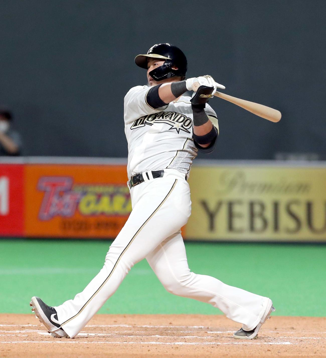 日本ハム対西武　3回裏日本ハム1死二塁、中田は左前適時打を放つ（撮影・佐藤翔太）