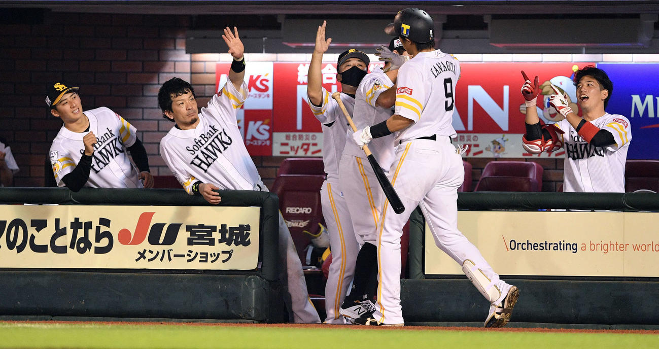 楽天対ソフトバンク　8回表ソフトバンク2死、右越えソロ本塁打を放った柳田（手前）は生還しナインとエアタッチを交わす（撮影・滝沢徹郎）