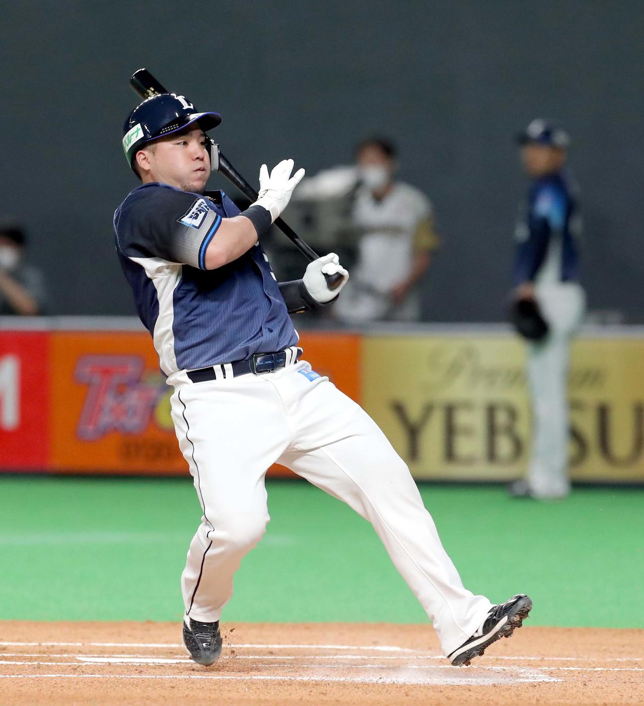 日本ハム対西武　1回表西武2死、三振後バランスを崩す山川（撮影・佐藤翔太）
