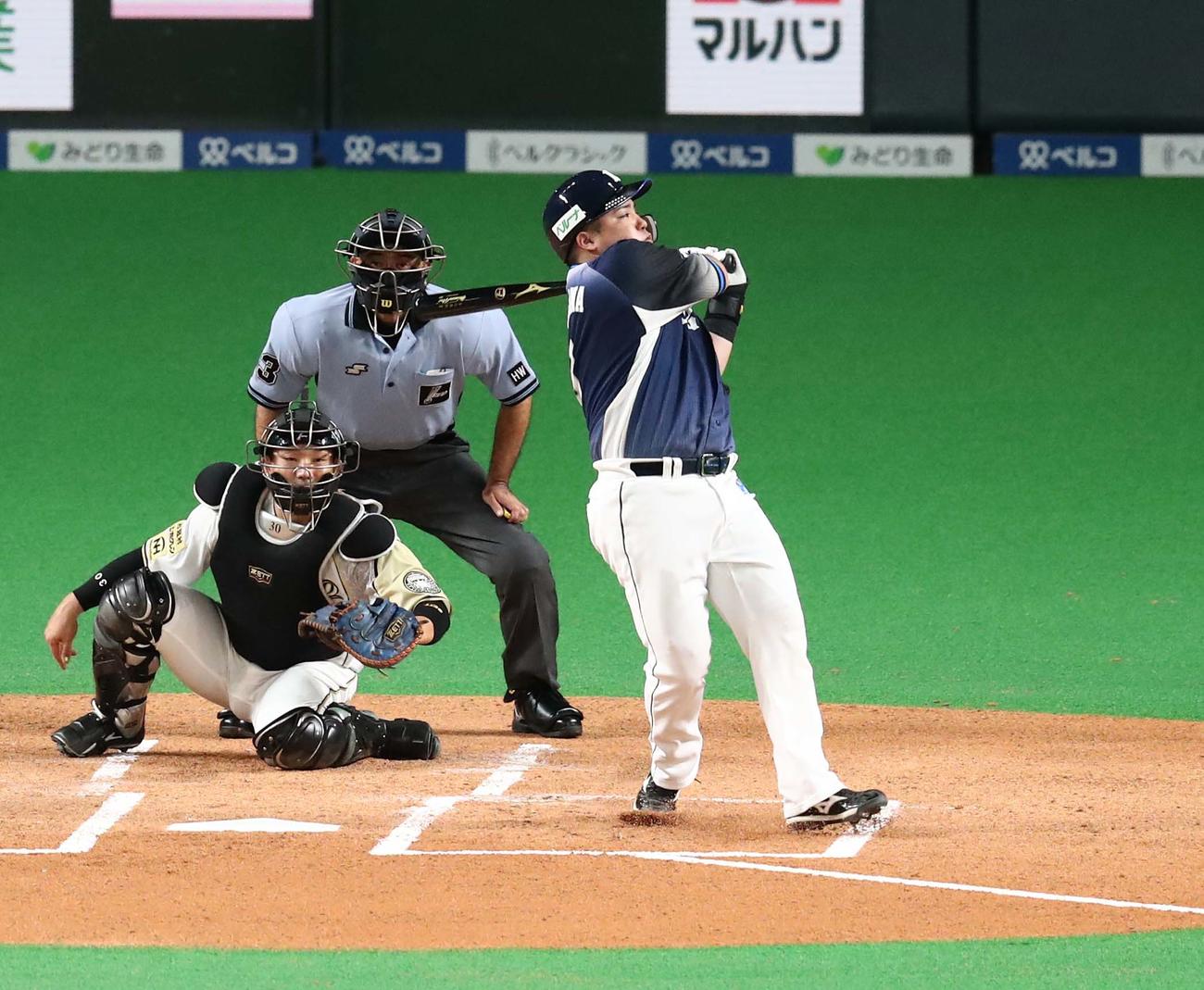 日本ハム対西武　1回表西武2死、空振り三振したさいに右足を痛める山川（撮影・黒川智章）