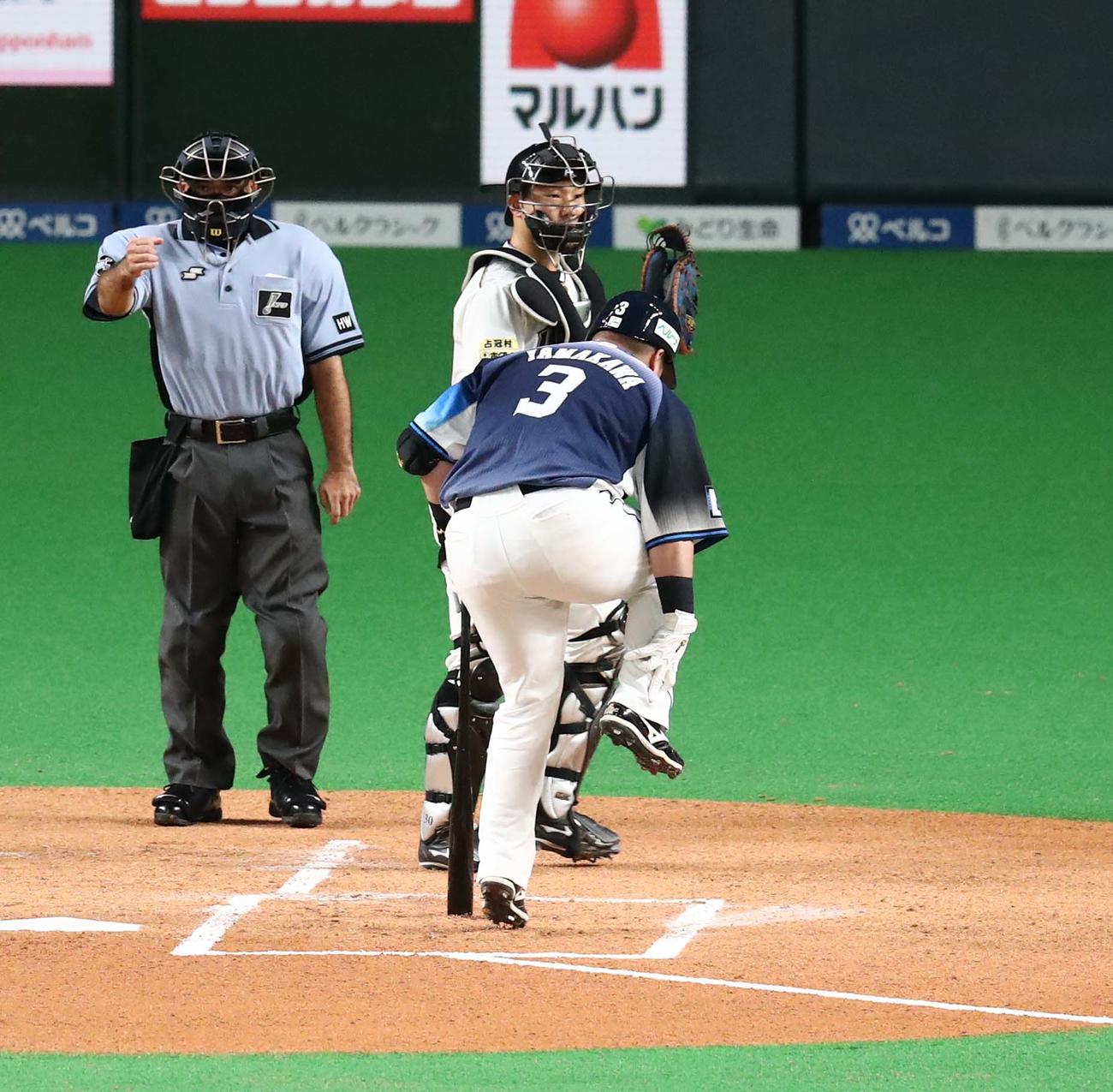 日本ハム対西武　1回表西武2死、空振り三振したさいに右足を痛める山川（撮影・黒川智章）