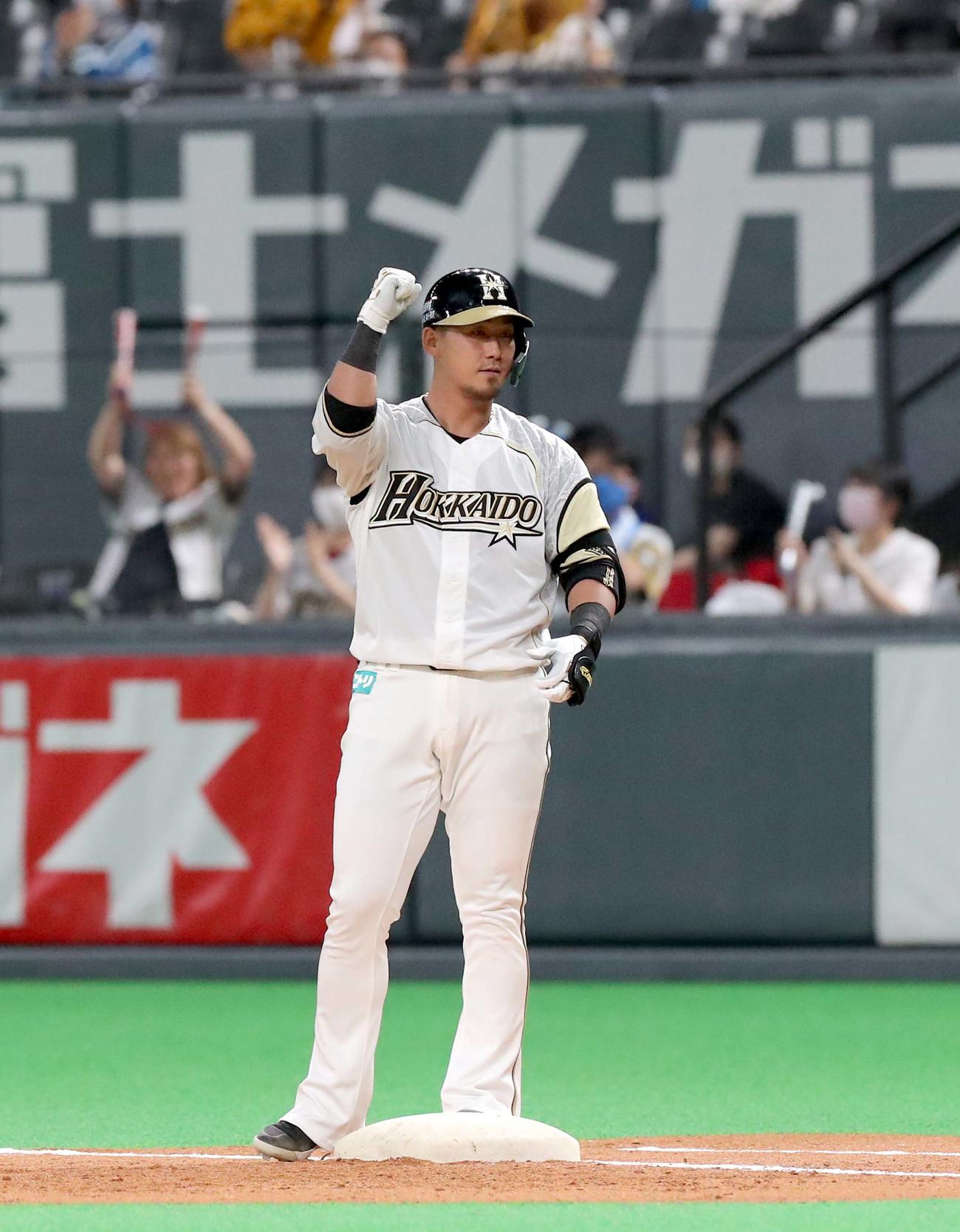 日本ハム対西武　3回裏日本ハム1死二塁、中田は左前適時打を放ちガッツポーズをする（撮影・佐藤翔太）